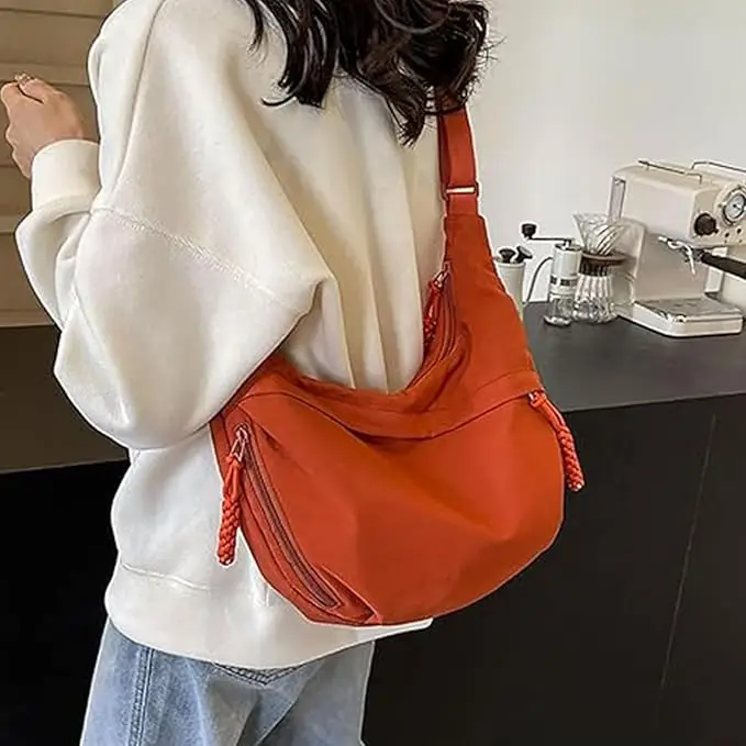 クレセントクロスボディバッグ