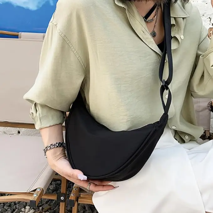 三日月型クロスボディバッグ