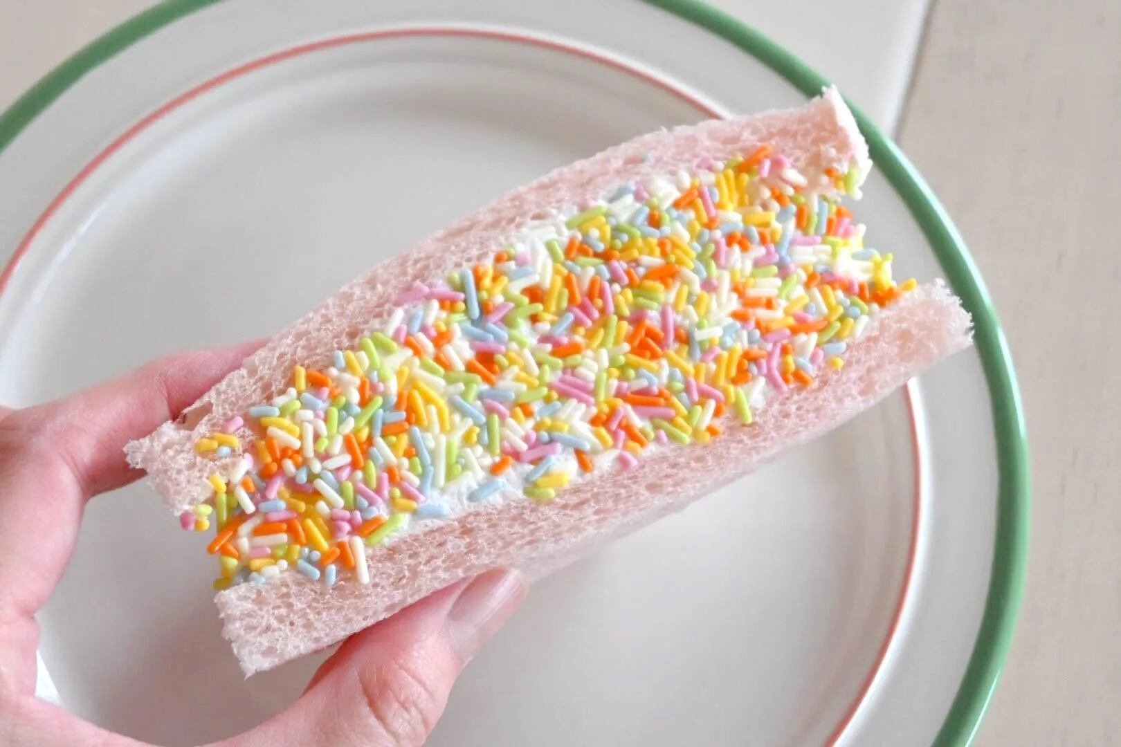 セブンイレブンよくばりサンドカラーチョコ&ホイップ