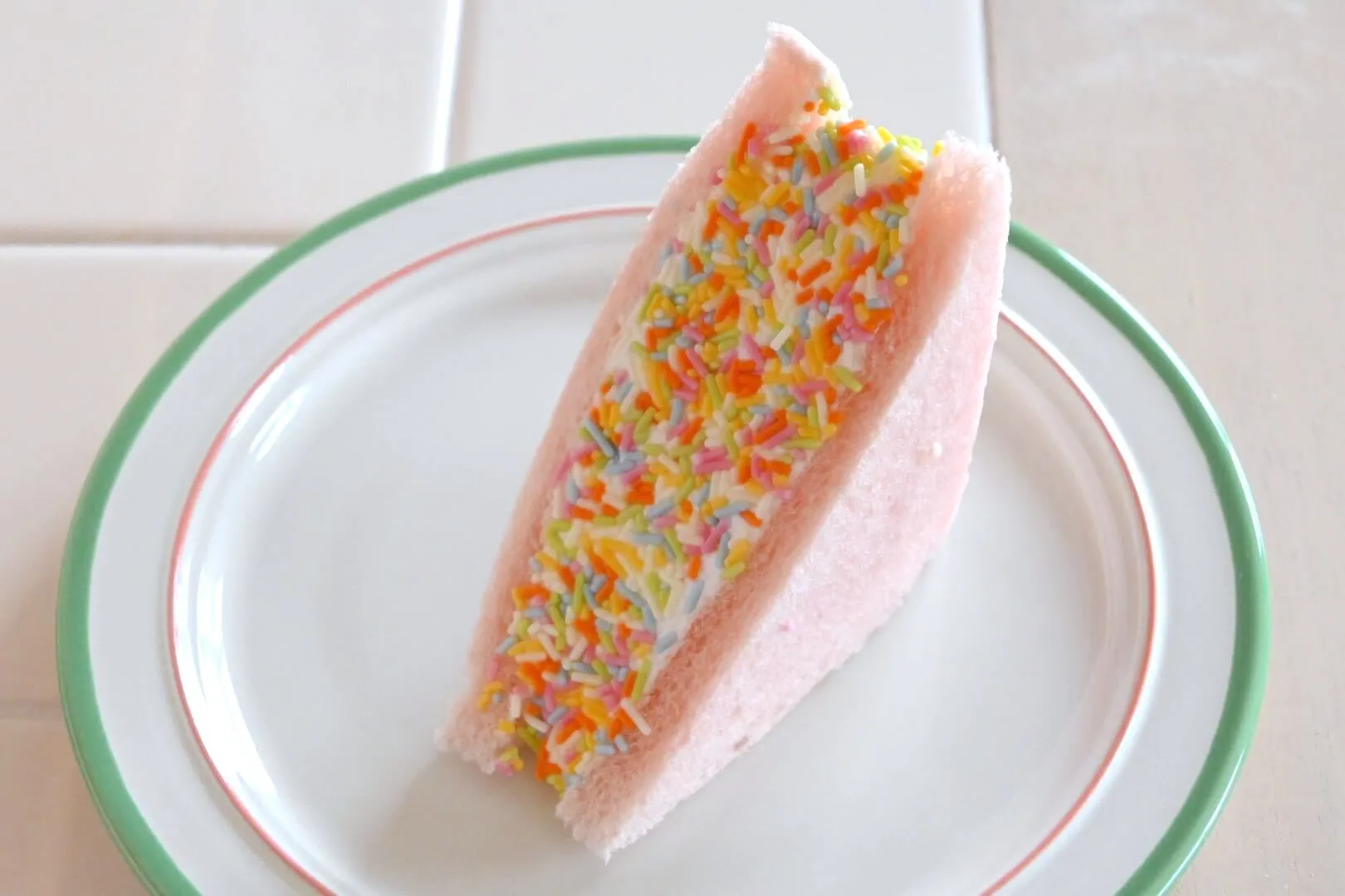 セブンイレブンよくばりサンドカラーチョコ&ホイップ