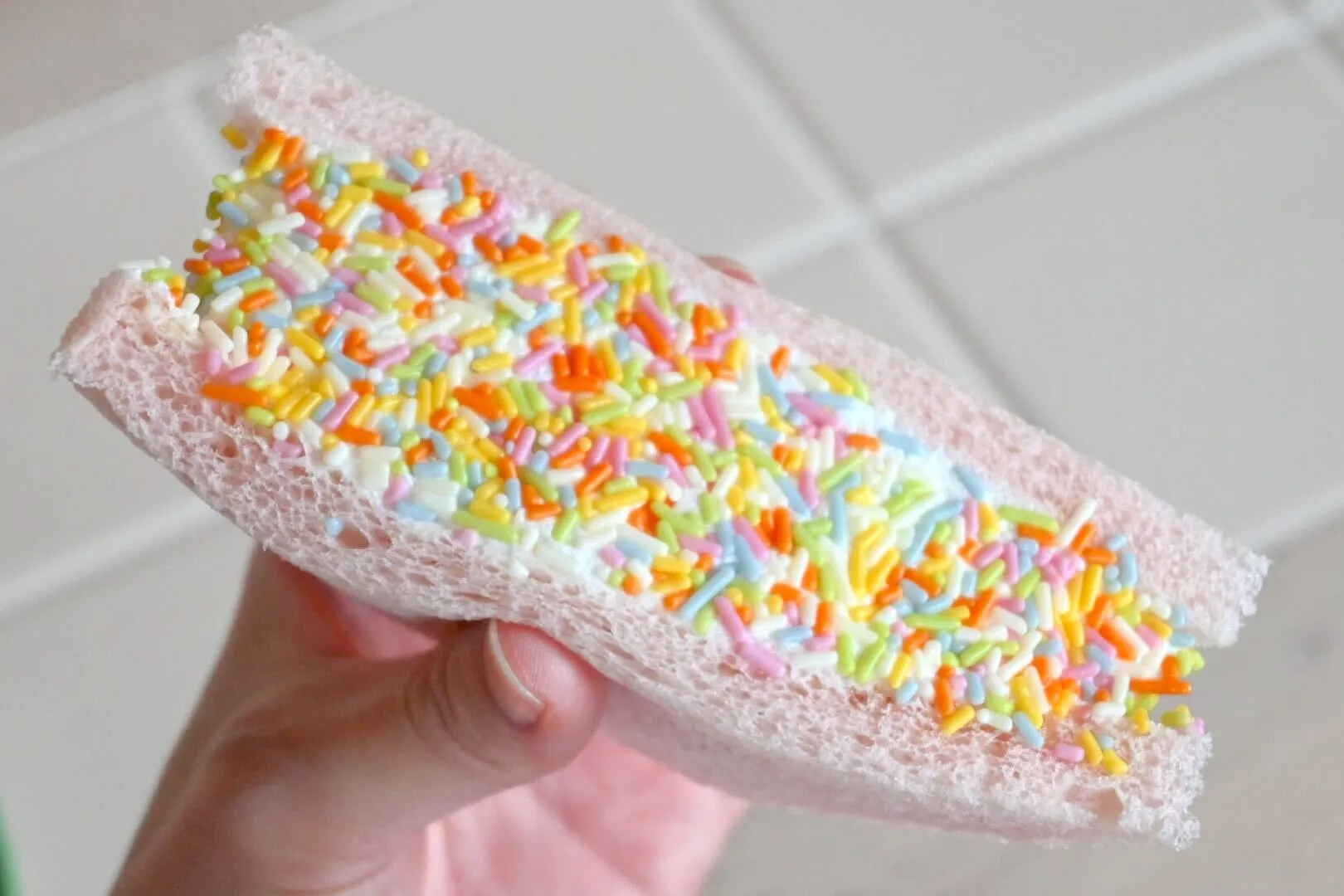 セブンイレブンよくばりサンドカラーチョコ&ホイップ