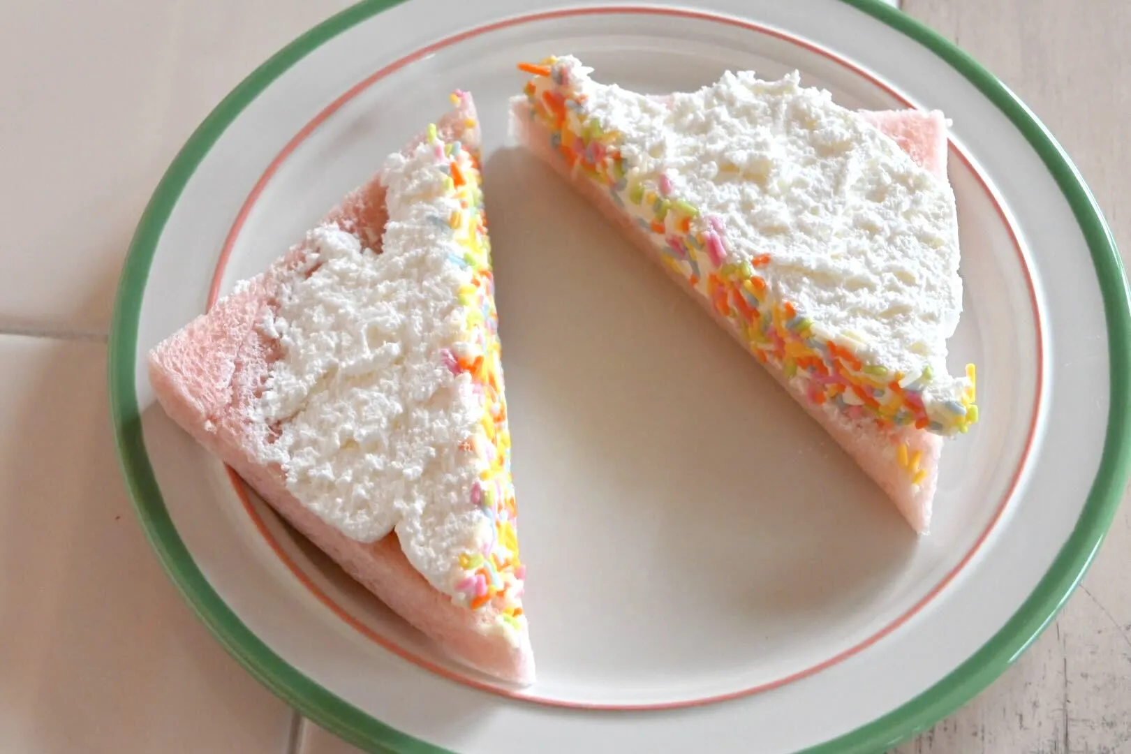 セブンイレブンよくばりサンドカラーチョコ&ホイップ