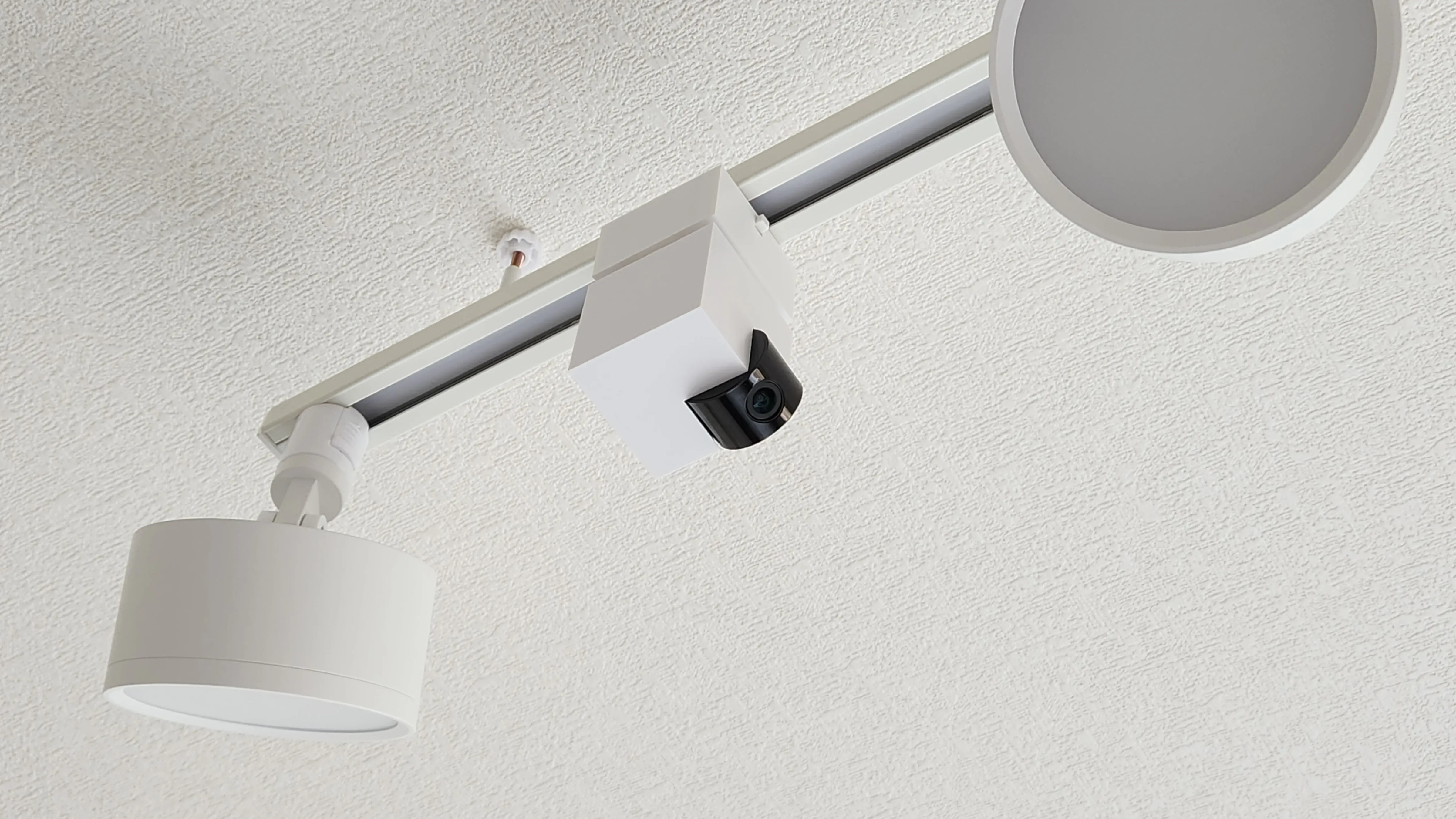 見守りカメラダクトレール設置