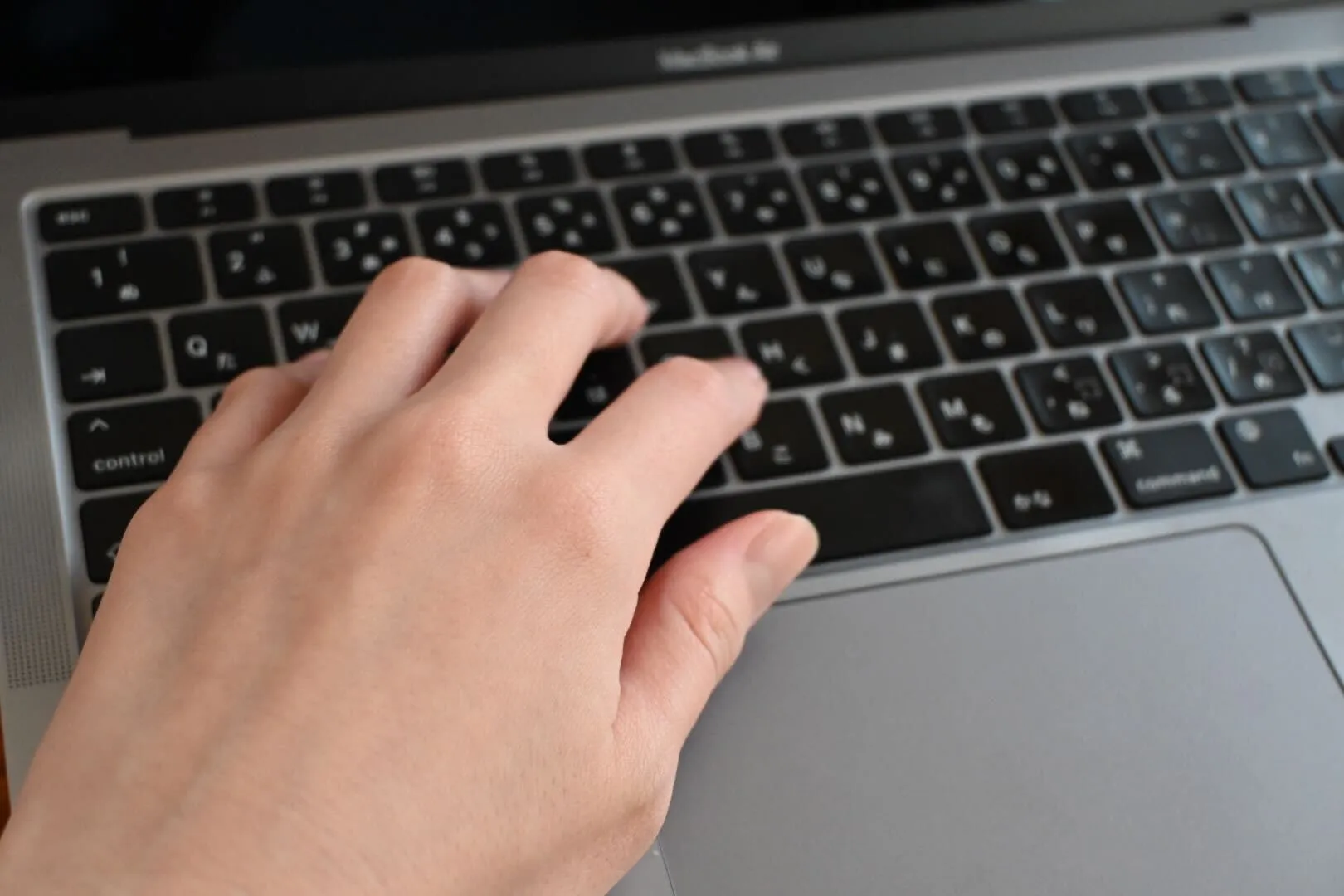 パソコン作業中の手