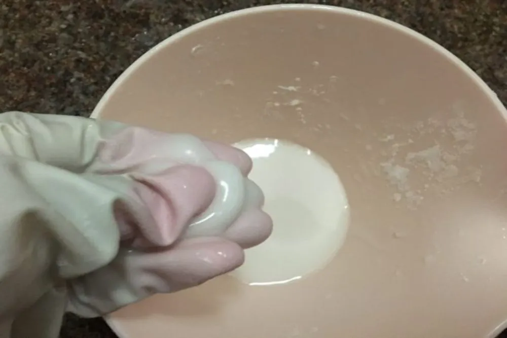 片栗粉と塩素系漂白剤を混ぜる