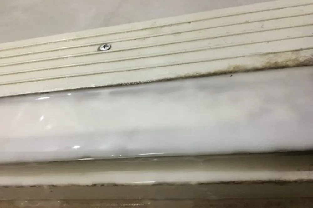 片栗粉と漂白剤のペーストをカビ部分に塗る