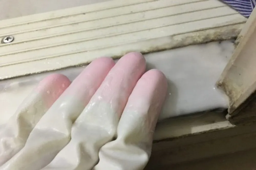 片栗粉と塩素系漂白剤を塗る