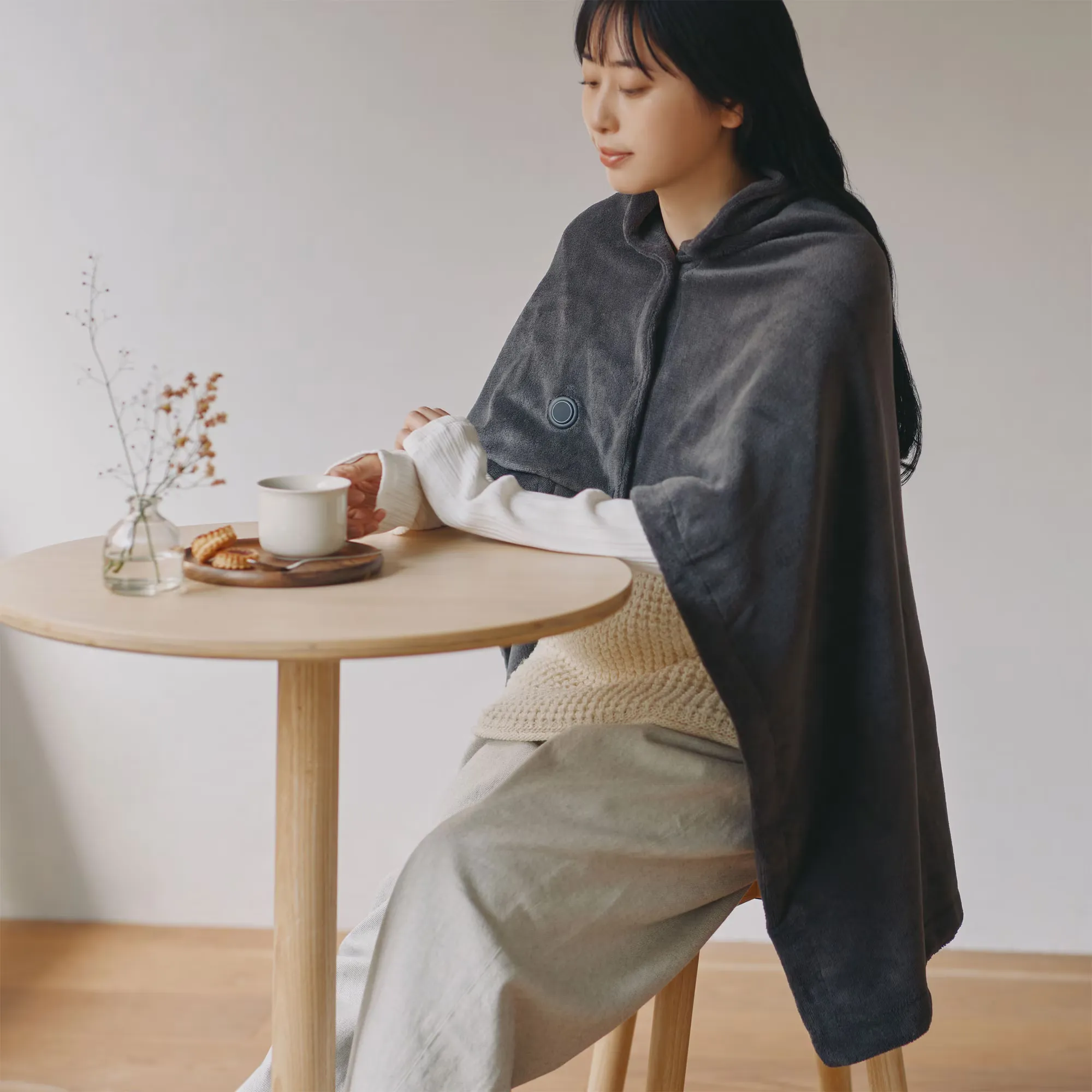 手軽に組み立てられる木製カフェテーブル