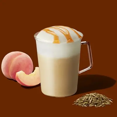 ほうじ茶と桃のムースティーラテ
