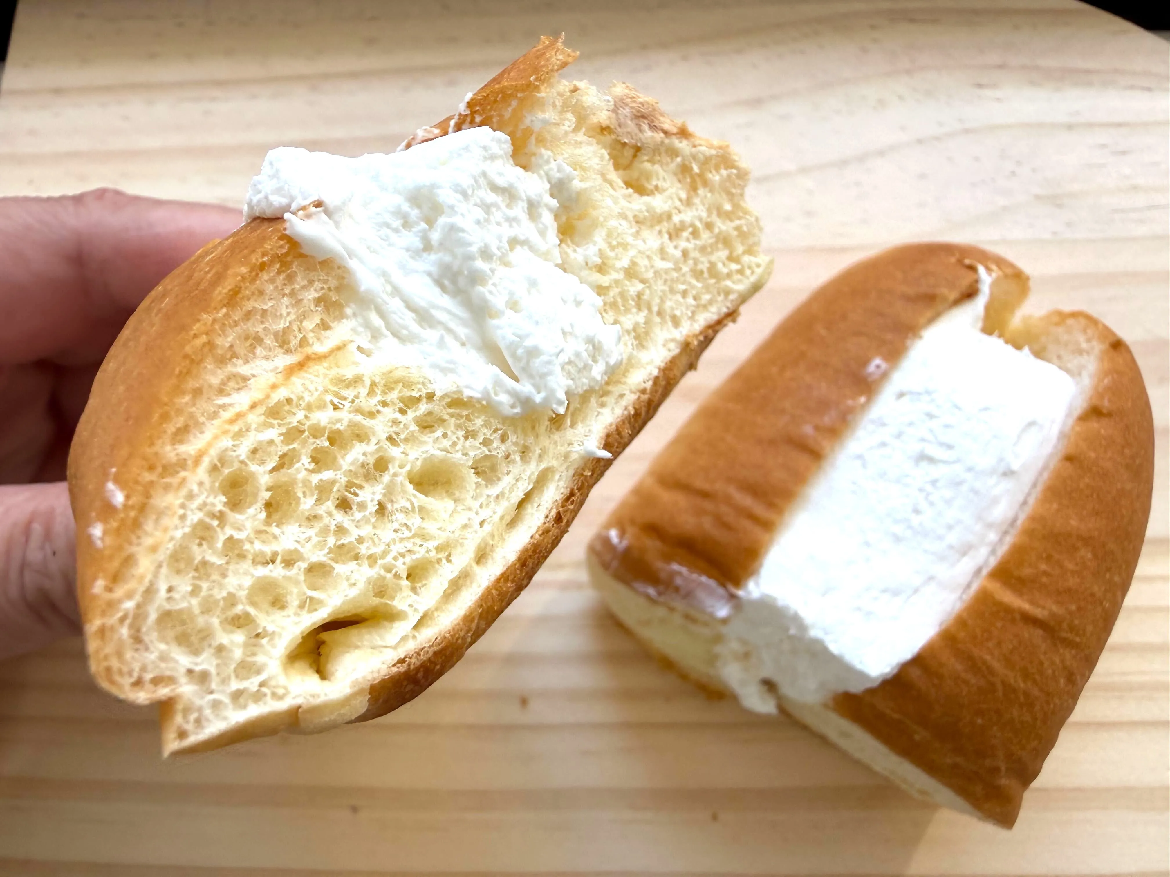 生コッペパン（たっぷりミルクホイップ）の断面の画像