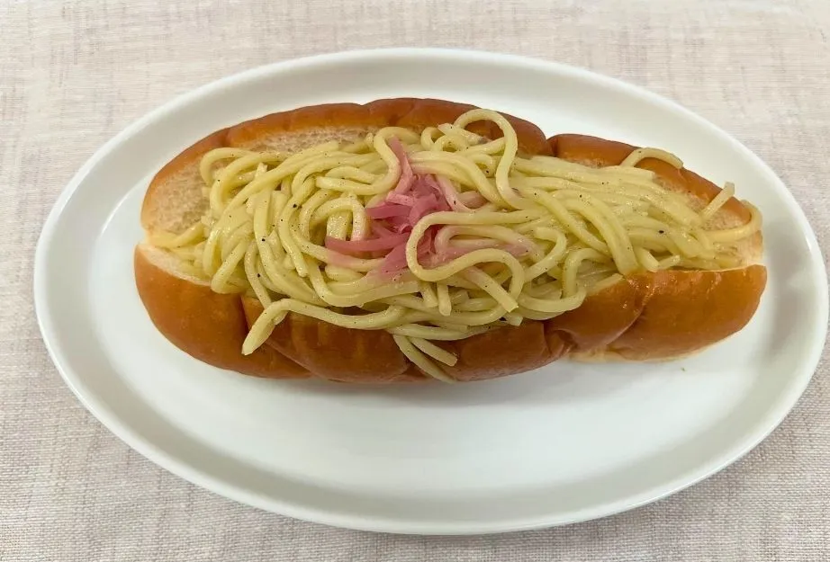 大きな生コッペパン（塩焼きそば）の画像