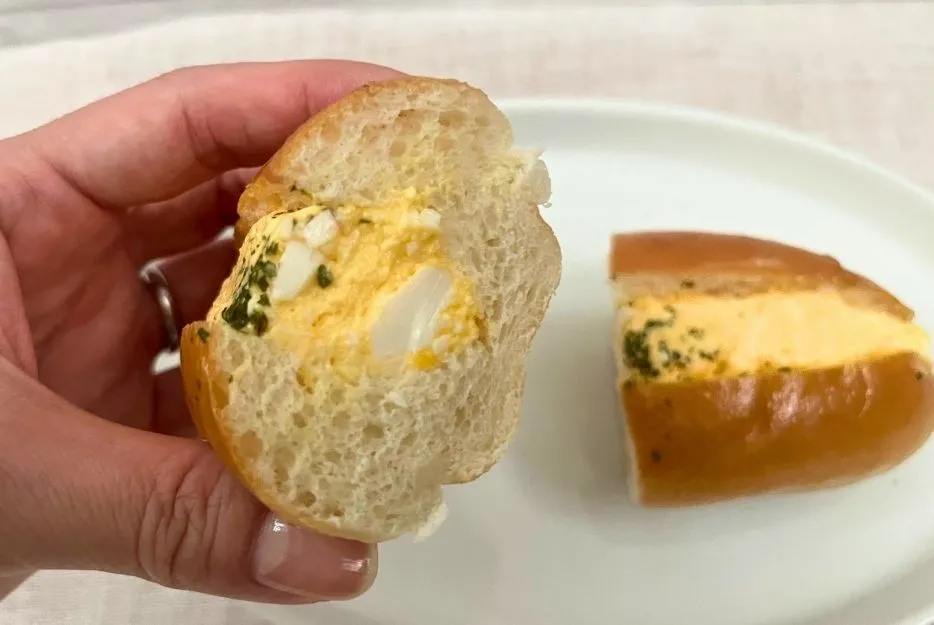 生コッペパン（たまご）の断面の画像