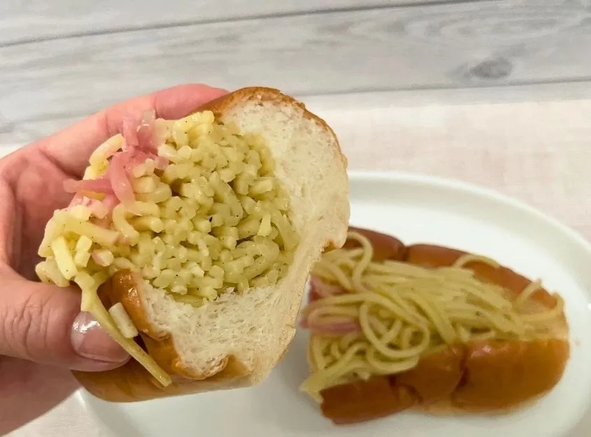 大きな生コッペパン（塩焼きそば）の断面の画像