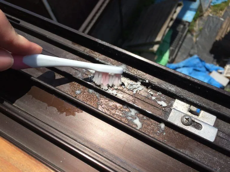 重曹でサッシを掃除