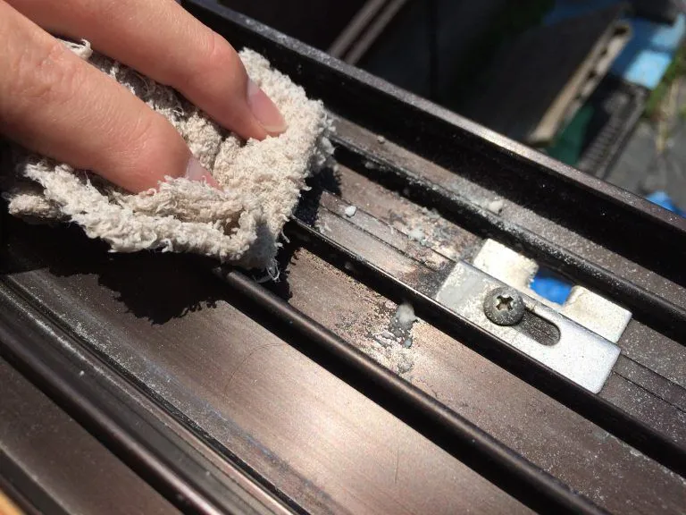重曹でサッシを掃除