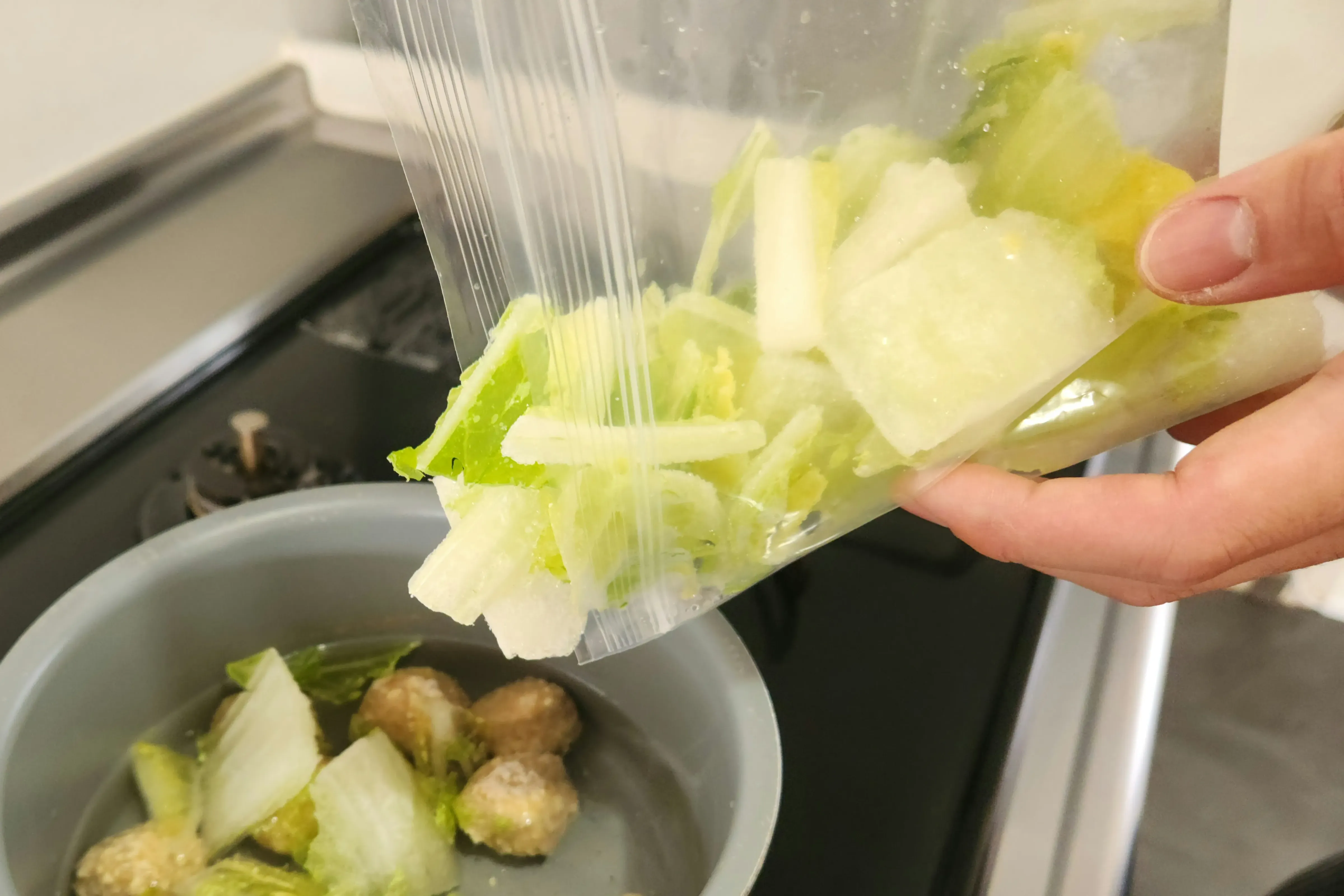 カット白菜を入れる