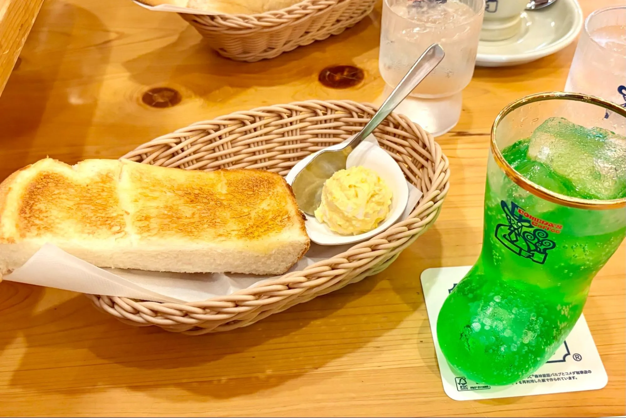 メロンソーダとトーストのモーニングの画像