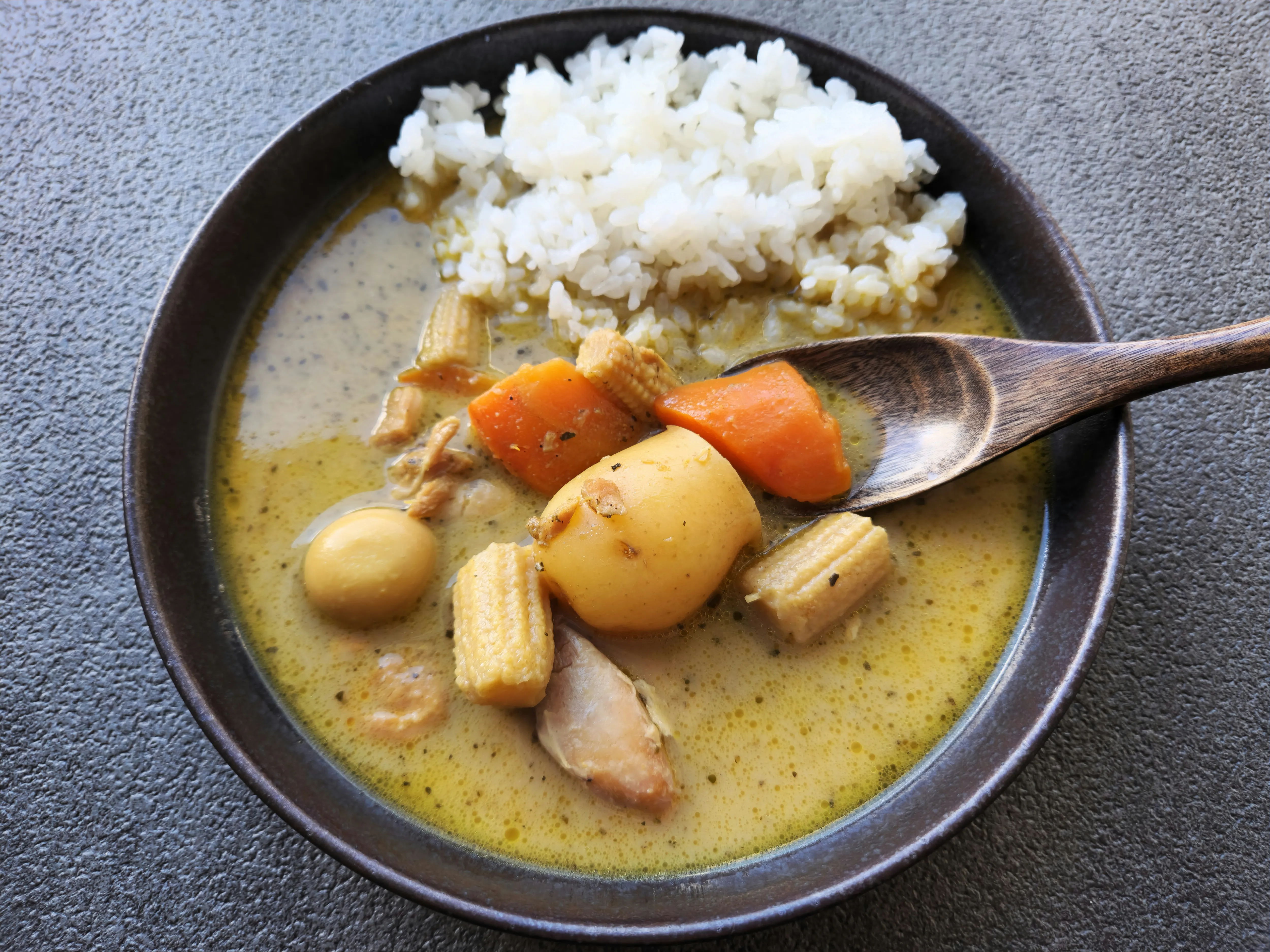 無印とんこつと和風だしのクリーミースープカレー盛り付け