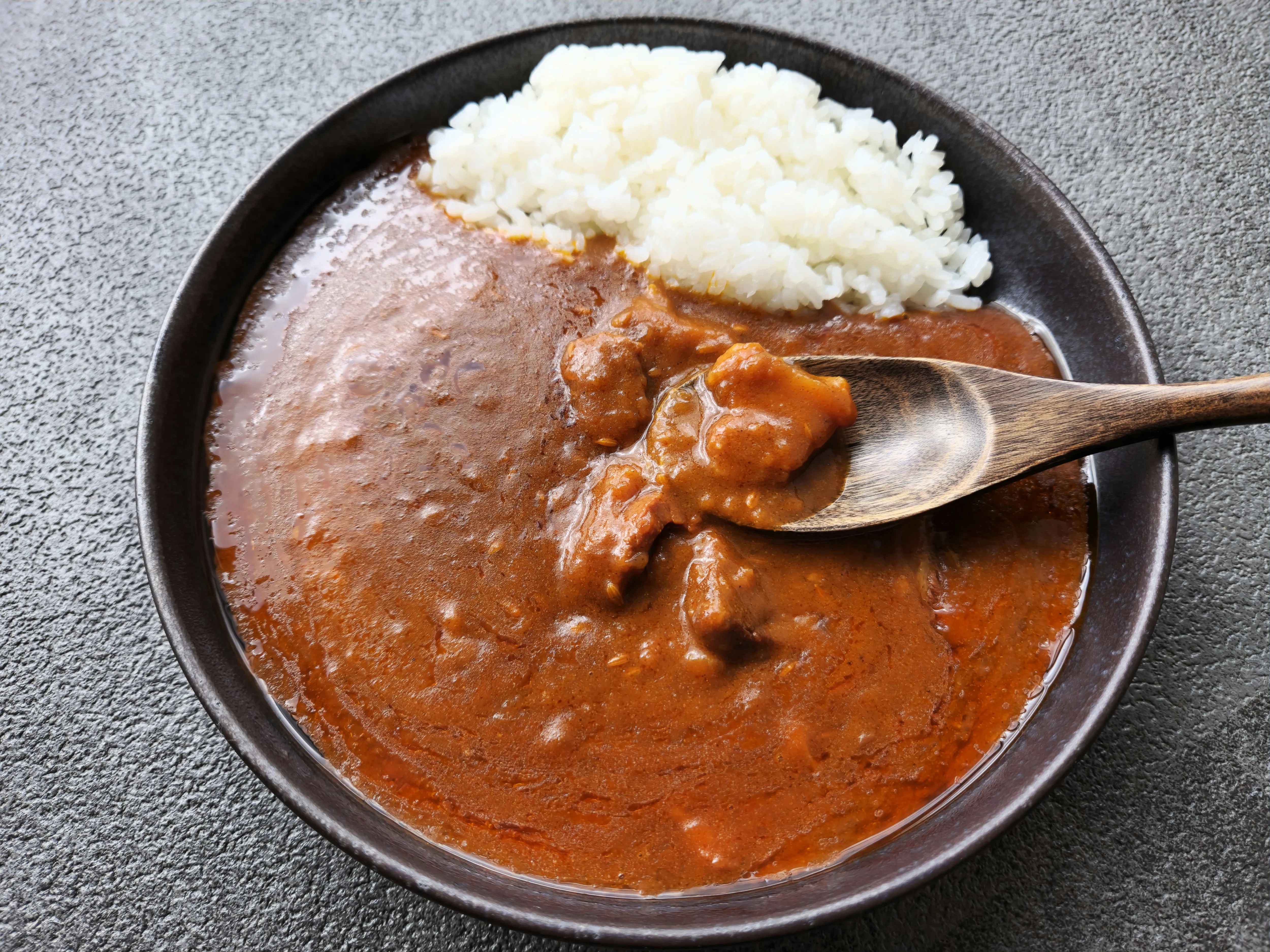 無印牛ばら肉の大盛りカレー盛り付け