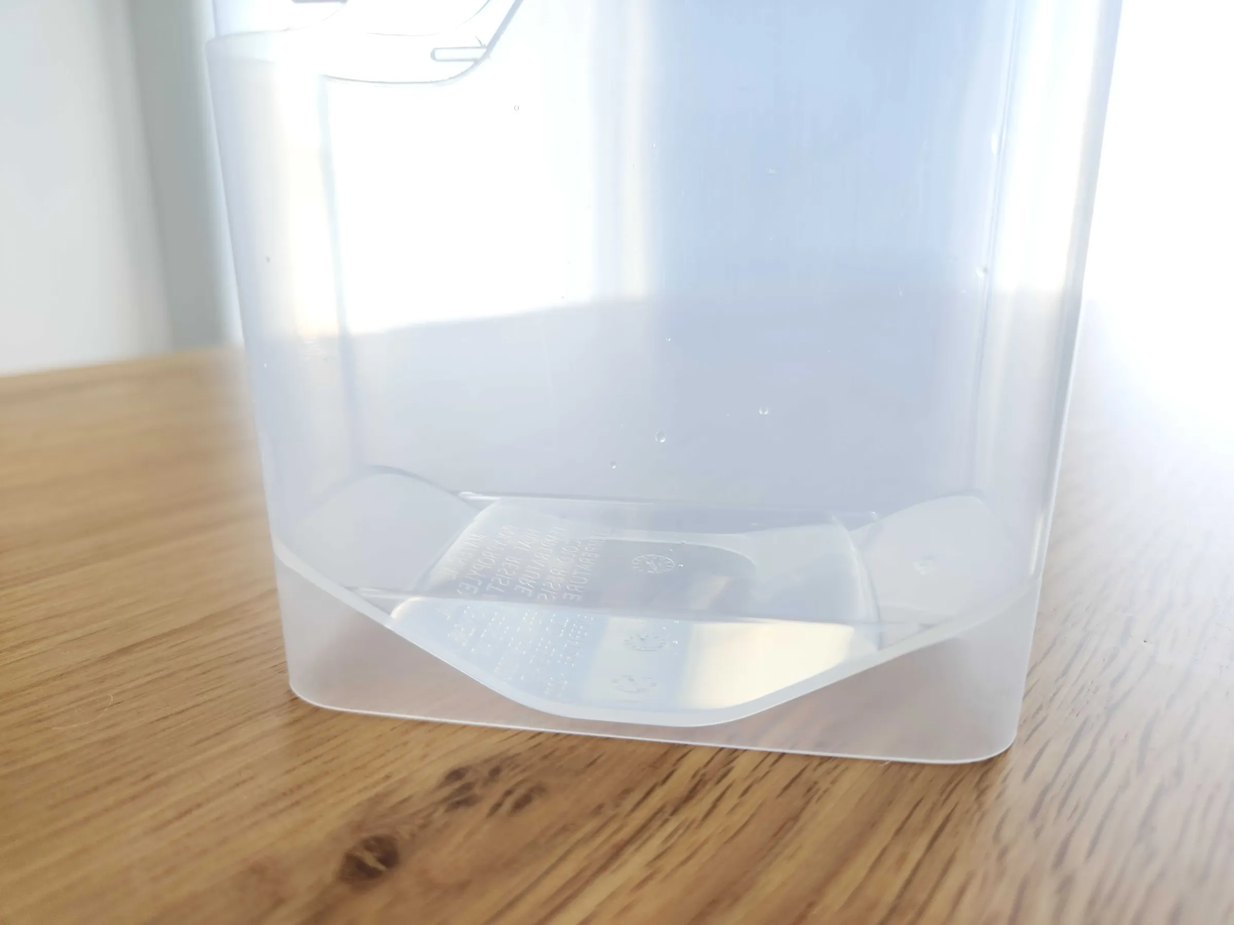 ケースに水を入れる