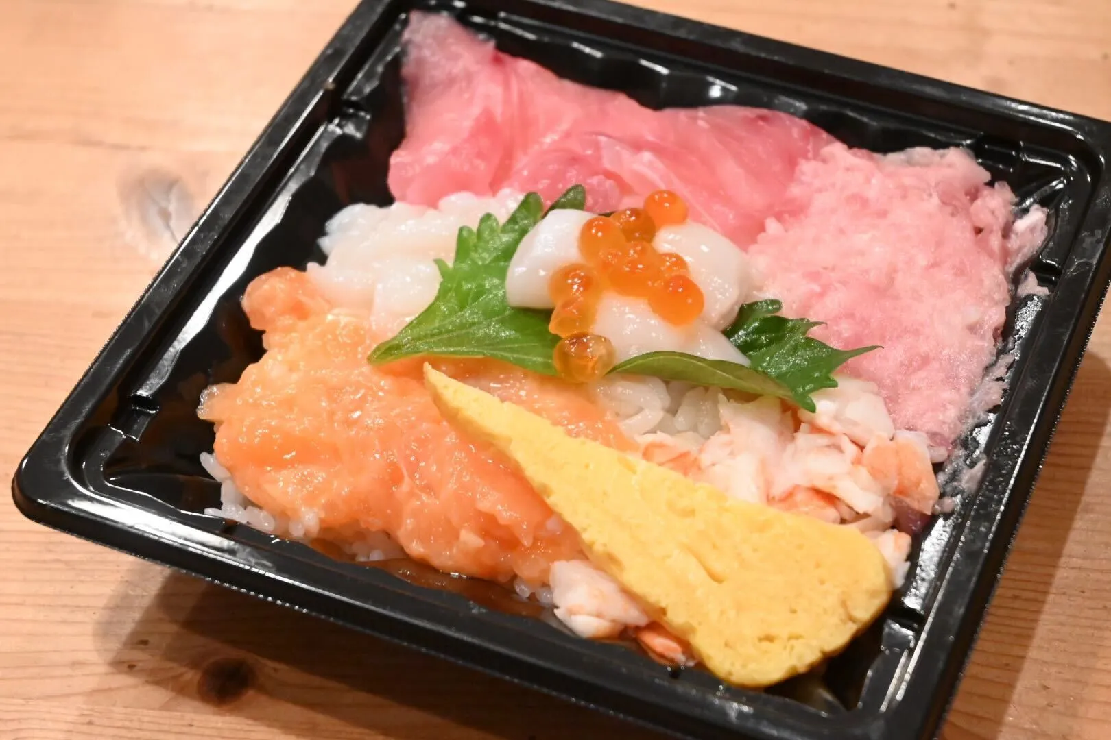 八種の具材の海鮮丼