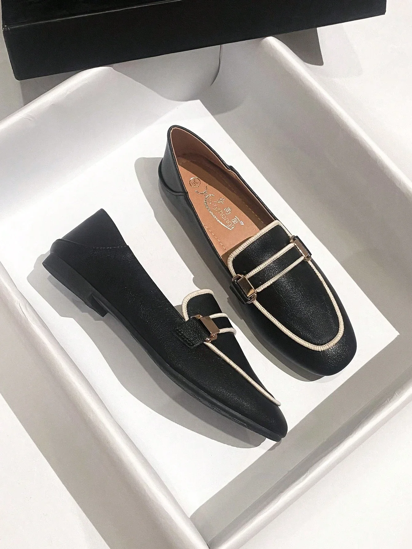 メタルデコレーションスクエアトゥフラットシューズ