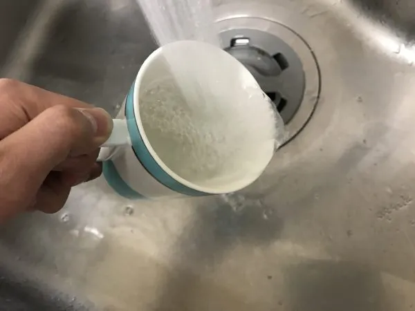 水　洗い流す