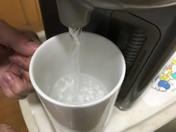 コップ　ぬるま湯
