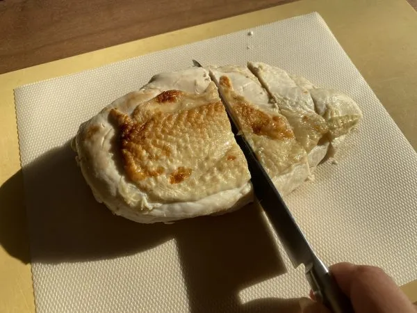 肉を切るシーン