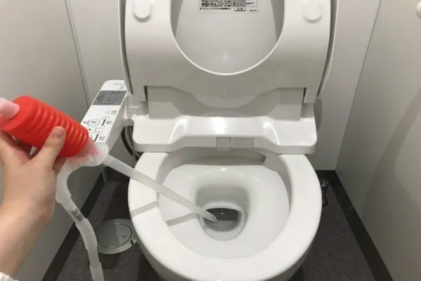 便器の水を汲み取る