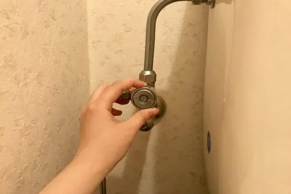 トイレの止水栓を止める