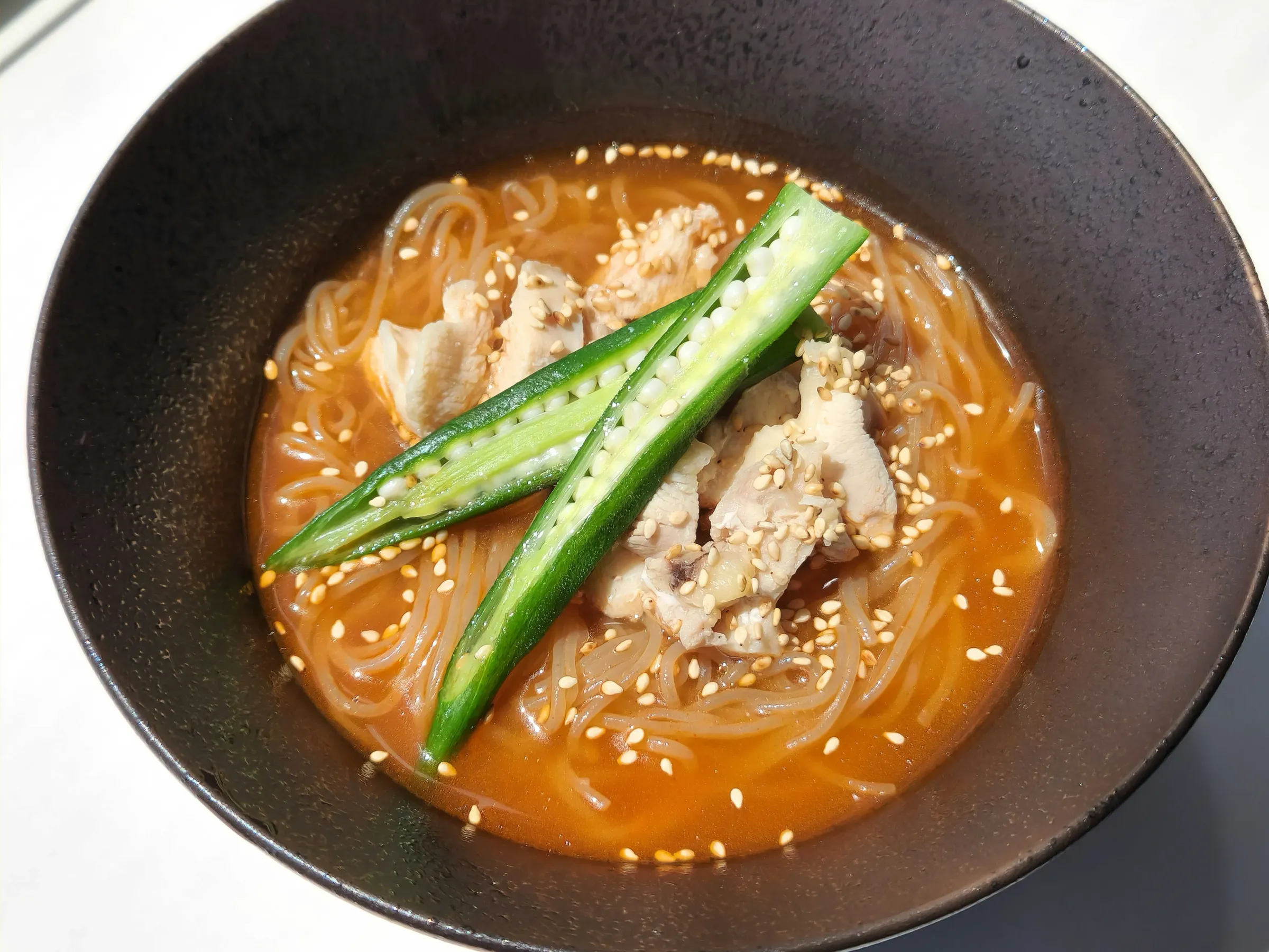 トマト冷麺盛り付け