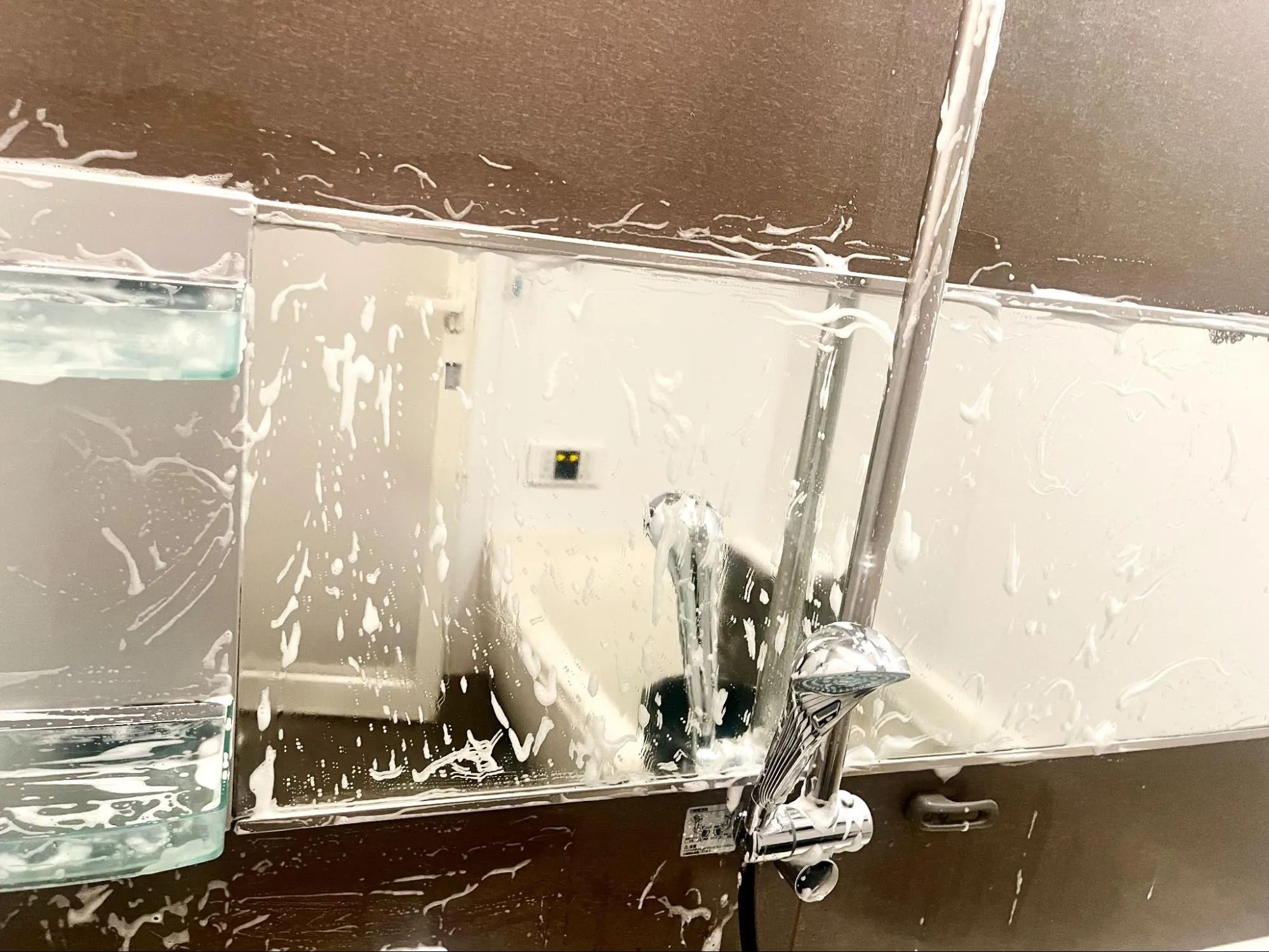 鏡を掃除している実際の画像