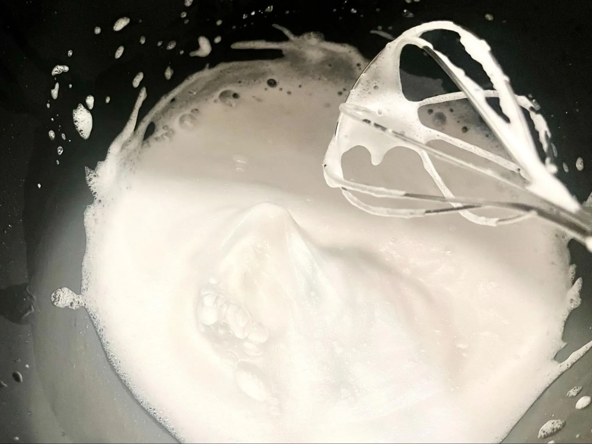 泡立て器でホイップ洗剤を泡立てている様子