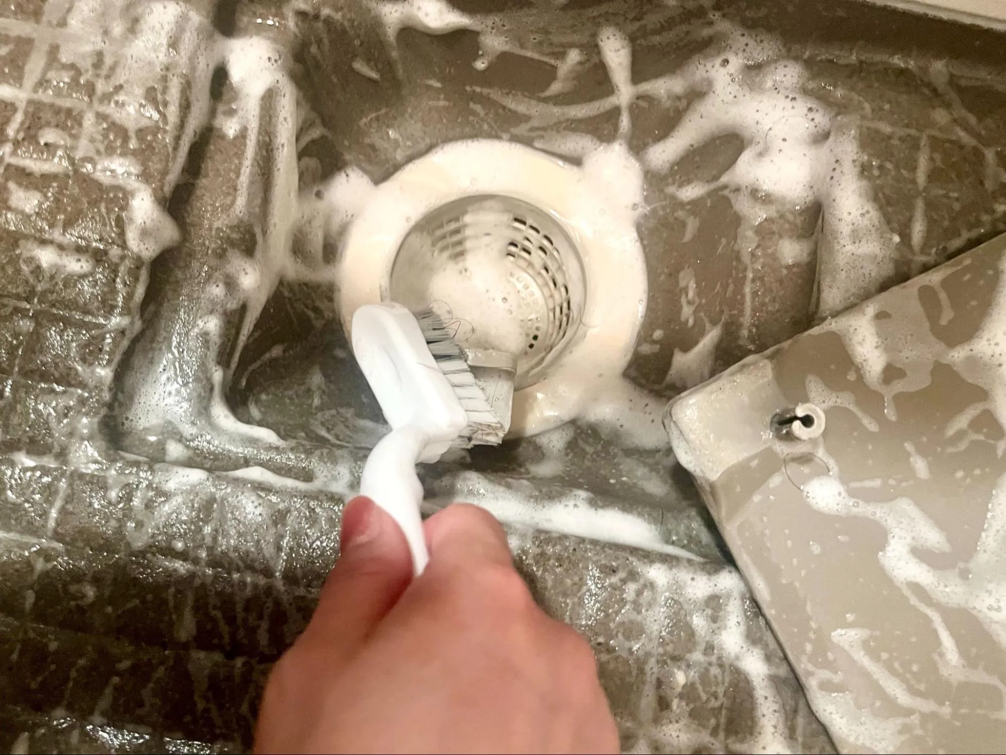 排水口を掃除している実際の画像