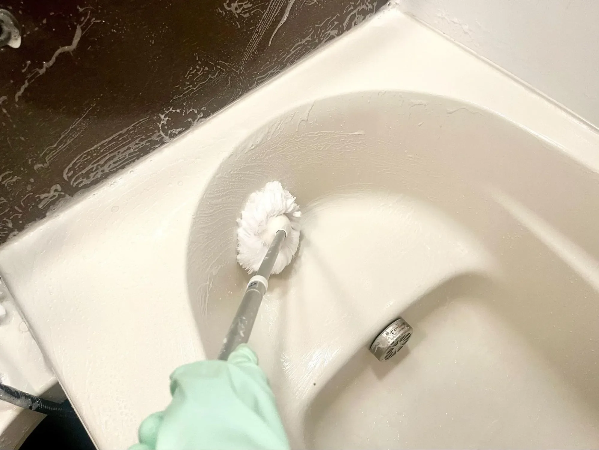 浴槽や床をホイップ洗剤で掃除している実際の画像