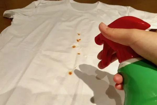 Tシャツに洗剤を吹きかける
