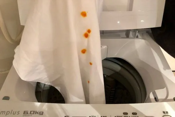 洗濯機に洗剤を投入