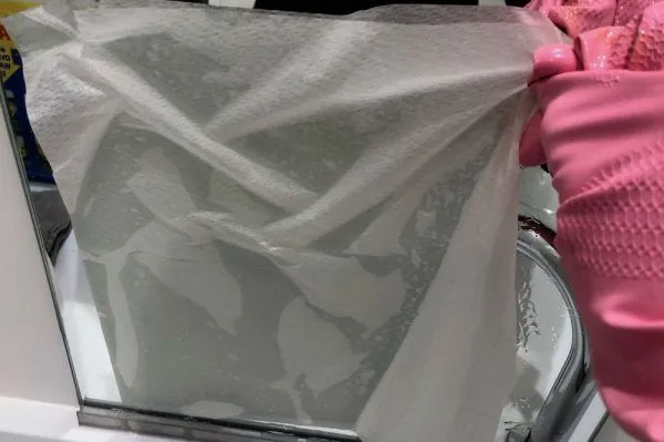 鏡にキッチンペーパーを貼り付ける