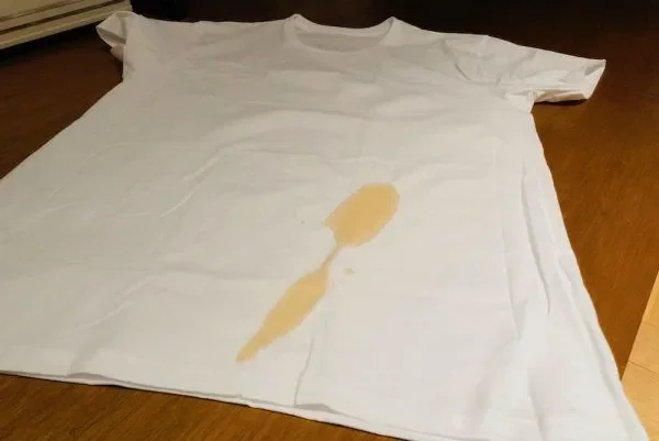 コーヒーのシミがついたTシャツ