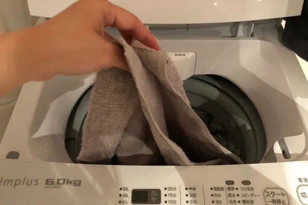洗濯機にタオルを投入