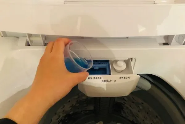 洗剤を洗濯機に投入