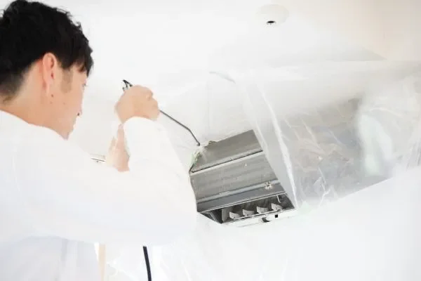 エアコンの臭いをプロが除去