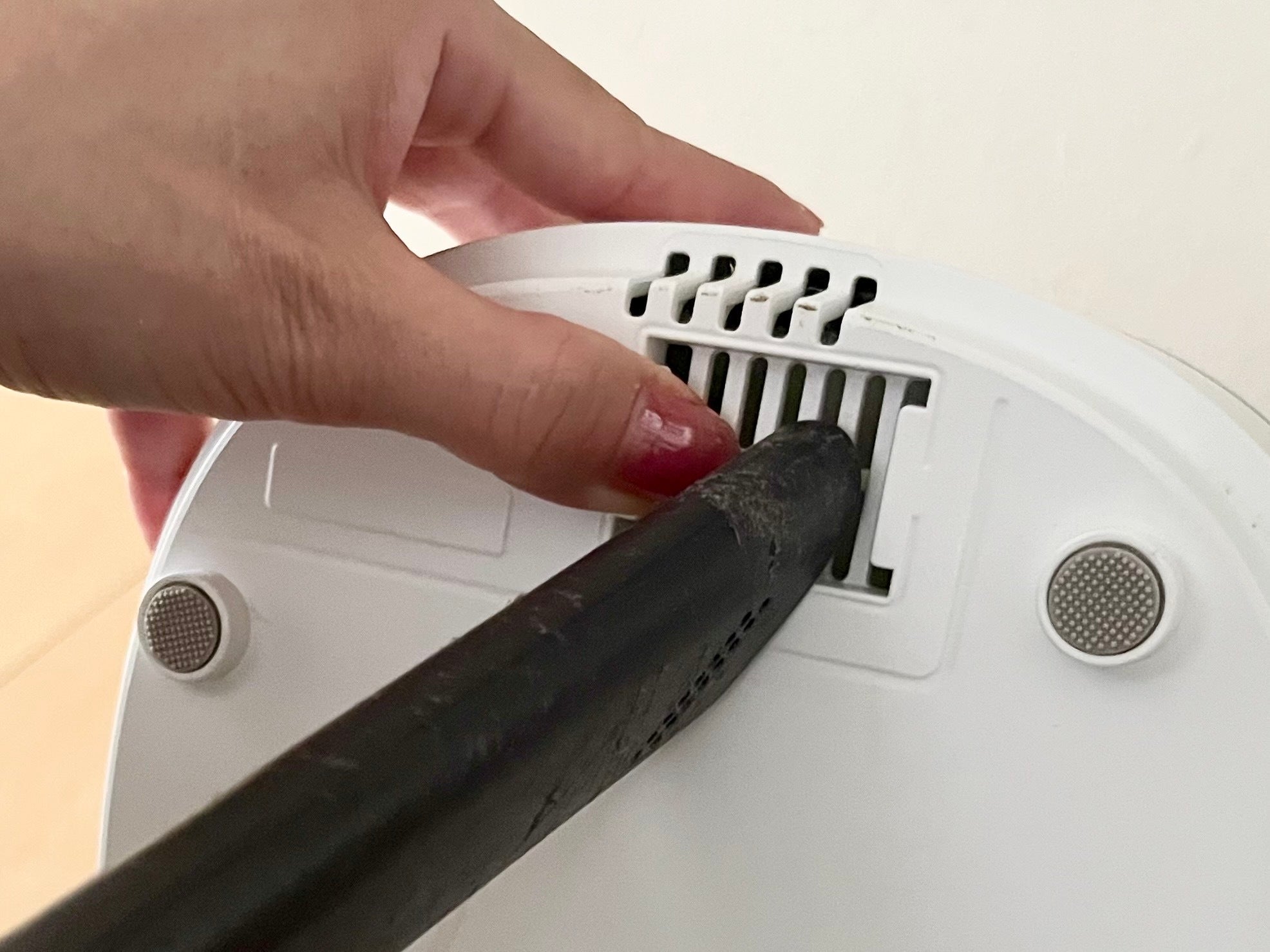細いノズルで吸気口のホコリを吸い取る様子