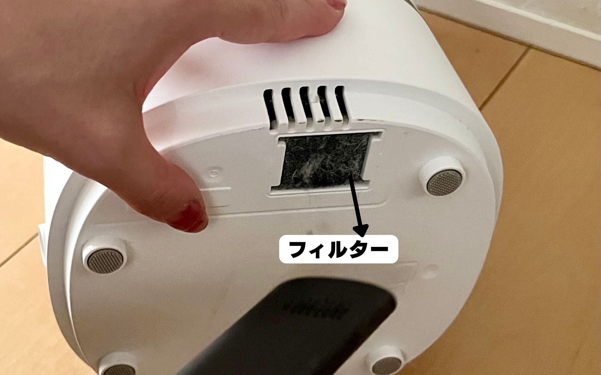 加湿器底面の吸気口と活性炭フィルター