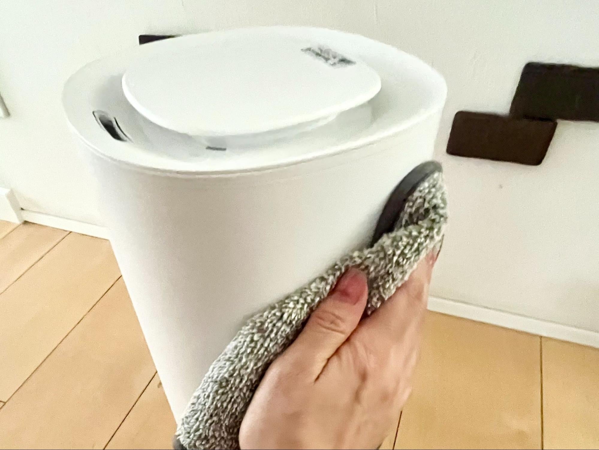 加湿器本体の外側を布で拭く様子