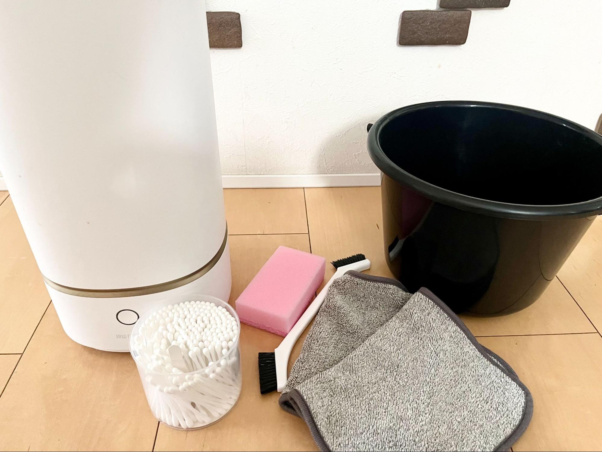 加湿器KUTK-230-Wと掃除に使うスポンジ・綿棒・雑巾