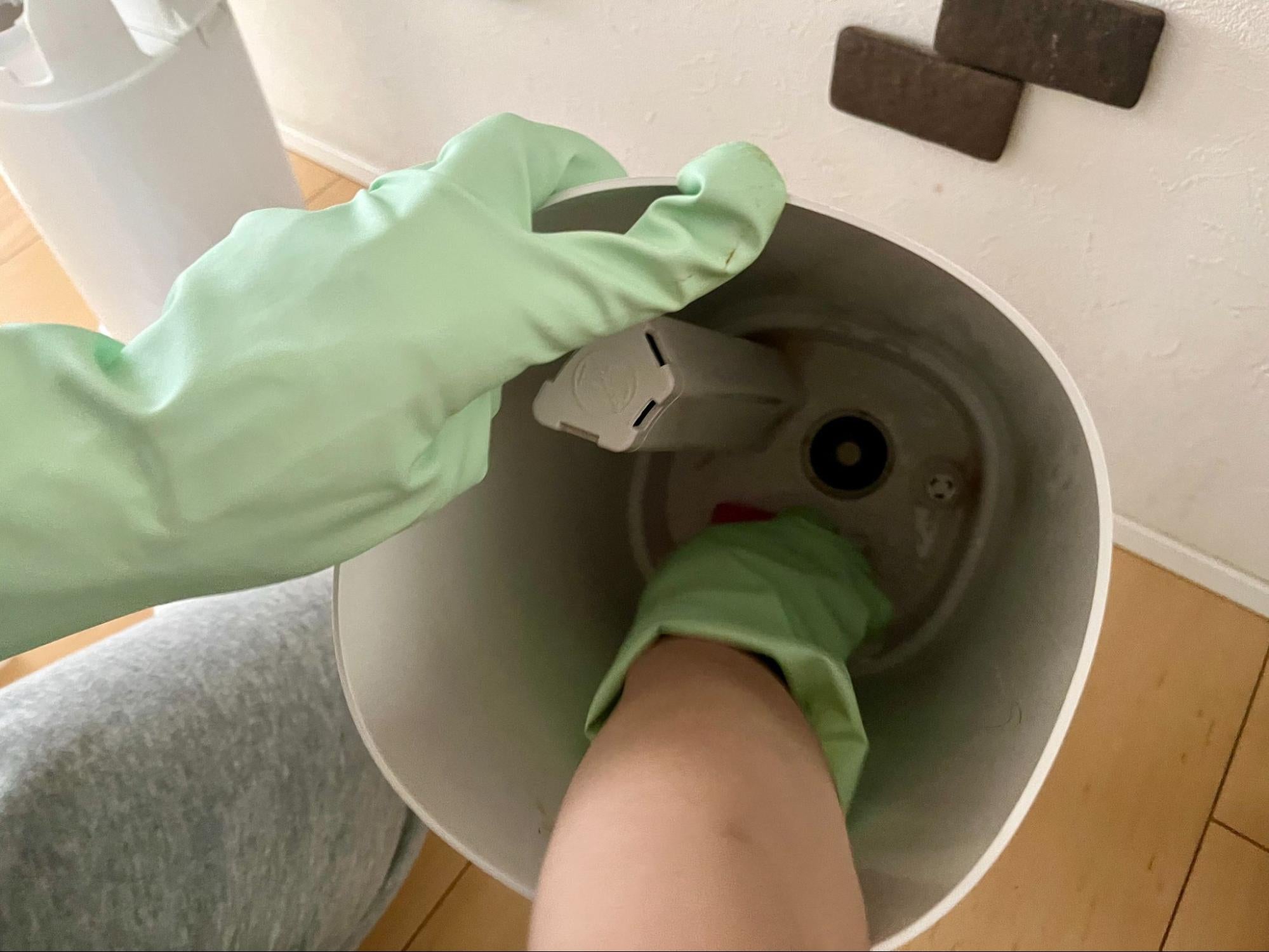 加湿器の本体内部を柔らかいスポンジで洗う様子