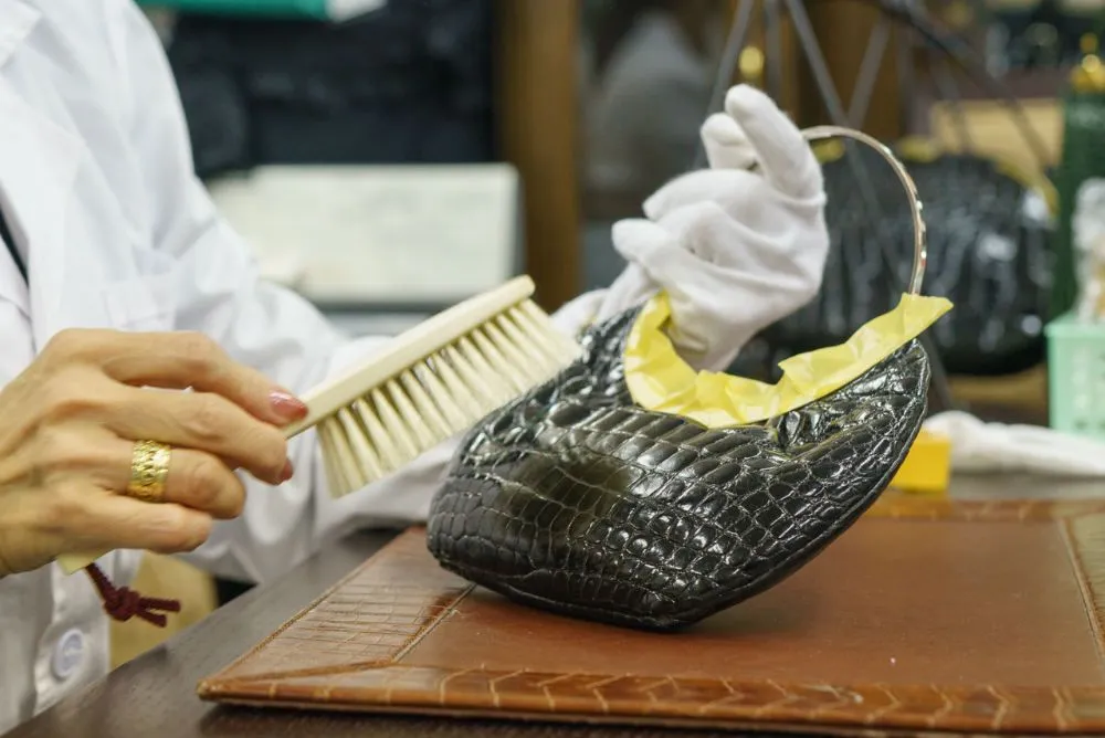 シャイニングクロコダイル革のツヤを出す手順