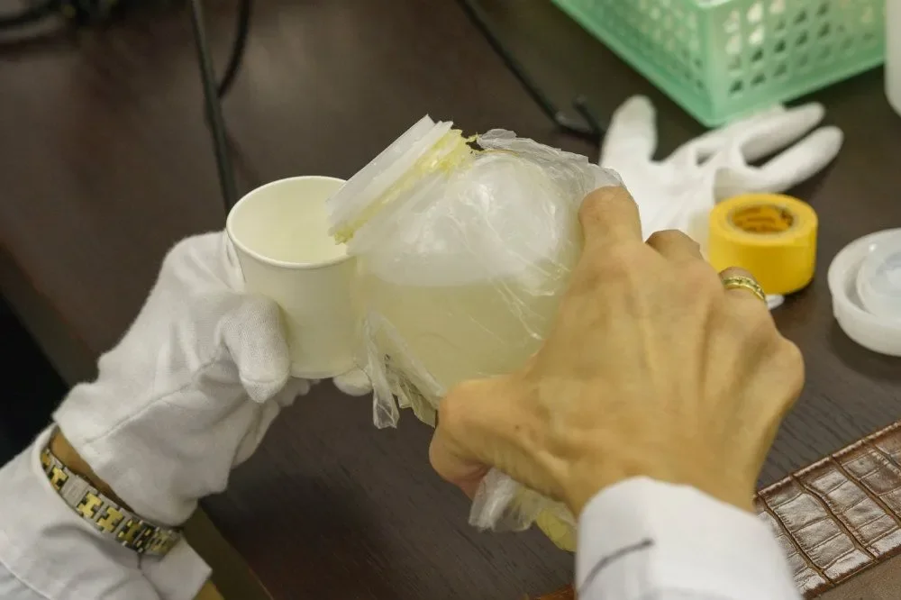 シャイニングクロコダイル革のツヤ出し